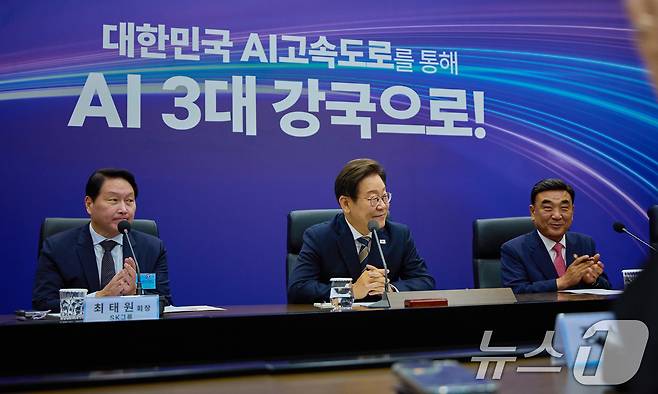 이재명 대통령이 20일 울산 울주군 울산전시컨벤션센터에서 열린 인공지능(AI) 글로벌 협력 기업 간담회에서 참석자 발언을 듣고 있다. (대통령실 제공. 재판매 및 DB 금지) 2025.6.20/뉴스1 ⓒ News1 박지혜 기자