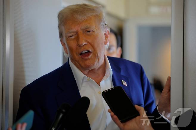 24일(현지시간) 도널드 트럼프 미국 대통령이 북대서양조약기구(NATO·나토) 정상회의가 열리는 네덜란드 헤이그로 향하는 대통령 전용기 '에어포스원'에서 기자들 질문에 답하고 있다. 2025.06.24 ⓒ 로이터=뉴스1 ⓒ News1 김지완 기자