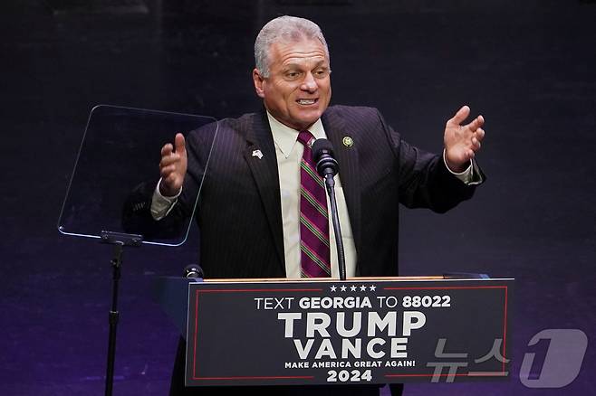 버디 카터 연방 하원의원(공화·조지아)이 지난해 9월 24일 조지아주 서배너의 한 행사장에서 도널드 트럼프 미국 대통령에 대한 지지 연설을 하고 있다. 2024.9.24 ⓒ 로이터=뉴스1 ⓒ News1 강민경 기자