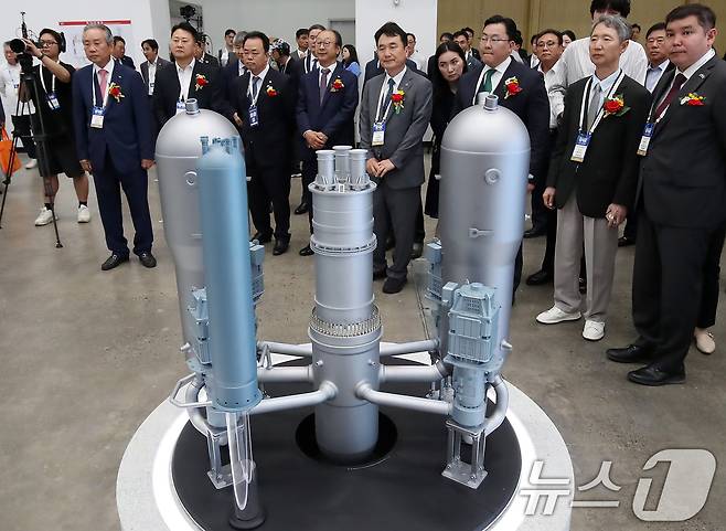 대구 북구 엑스코(EXCO)에서 개막한 '2025 대한민국 전기산업 엑스포'를 찾은 내빈들이 두산에너빌리티 부스에 전시된 원자로냉각재계통(Reactor Coolant System) 모형을 살펴보며 관계자 설명을 듣고 있다. . 2025.6.11/뉴스1 ⓒ News1 공정식 기자