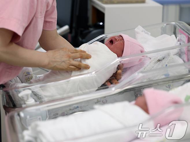 28일 오후 서울 구로구 고려대학교 구로병원 신생아실에서 아이가 울음을 터뜨리고 있다. 2025.5.28/뉴스1 ⓒ News1 황기선 기자
