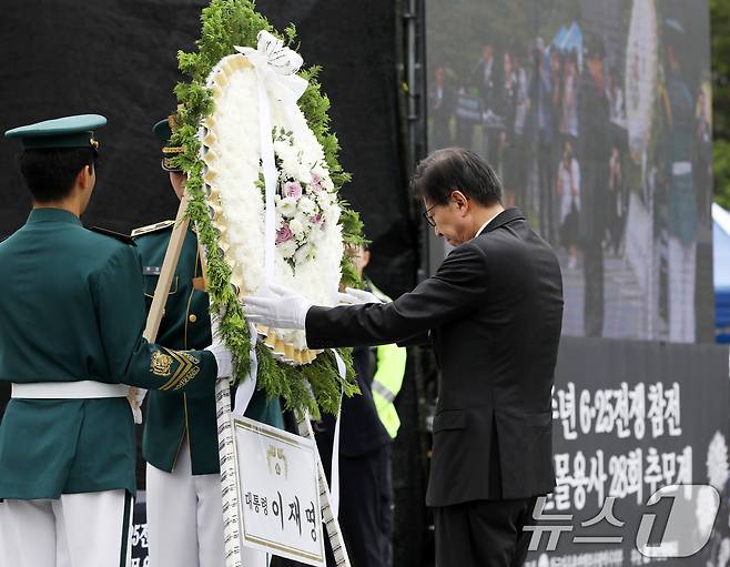 박형준 부산시장이 25일 오전 부산 남구 유엔기념공원에서 열린 제75주년 6·25전쟁 참전 유엔전몰용사 추모제에서 이재명 대통령 대리 헌화를 하고 있다. 2025.6.25/뉴스1 ⓒ News1 윤일지 기자