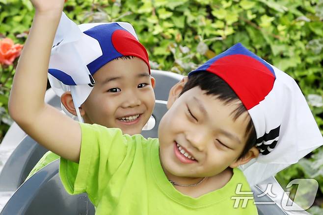 25일 부산 남구 유엔기념공원에서 열린 제75주년 6·25전쟁 참전 유엔전몰용사 추모제에서 어린이들이 태극기 두건을 쓰고 추모에 동참하고 있다. 2025.6.25/뉴스1 ⓒ News1 윤일지 기자