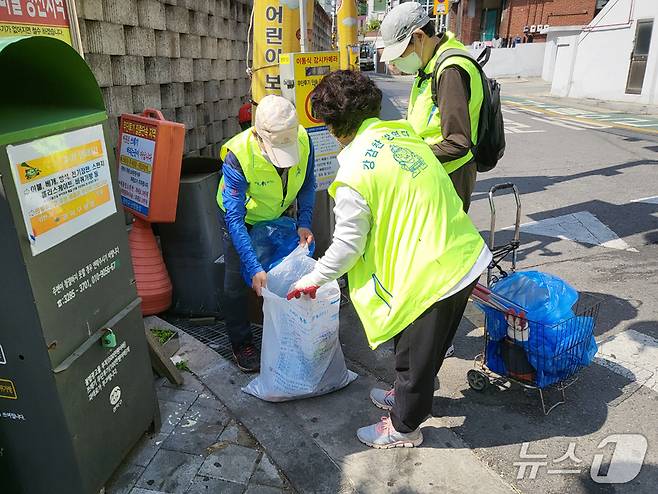 동 환경 정비 업무를 맡은 강감찬 관악형 민생안정일자리 참여자들.(관악구청 제공)
