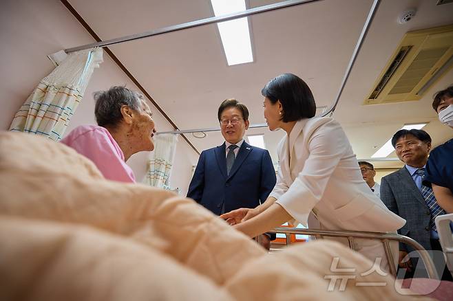 이재명 대통령과 부인 김혜경 여사가 25일 전남 고흥군 국립소록도병원을 찾아 한센인들과 인사를 나누고 있다. (대통령실 제공. 재판매 및 DB 금지) 2025.6.25/뉴스1 ⓒ News1 이재명 기자