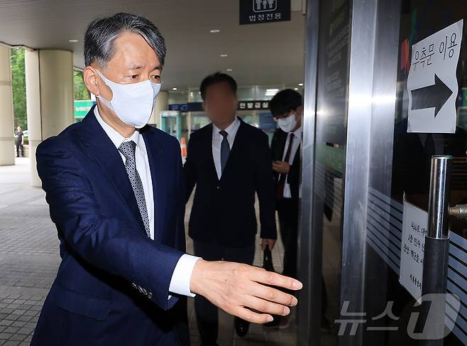 '12·3 비상계엄' 사태 관련 내란중요임무종사 등 혐의로 기소된 조지호 전 경찰청장이 18일 오전 서울 서초구 서울중앙지방법원에서 열린 공판에 출석하고 있다. 2025.6.18/뉴스1 ⓒ News1 김진환 기자