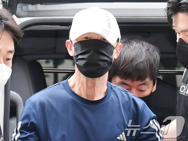 운행 중인 서울지하철 5호선 열차에서 불을 지른 원 모 씨가 2일 서울 양천구 서울남부지법에서 열린 구속 전 피의자 심문(영장실질심사)에 출석하고 있다. 원 모 씨는 지난달 31일 서울 여의나루역과 마포역 사이 터널 구간을 달리던 열차 안에서 인화성 액체를 뿌린 뒤 옷가지에 불을 붙여 방화한 혐의를 받는다. 2025.6.2/뉴스1 ⓒ News1 허경 기자