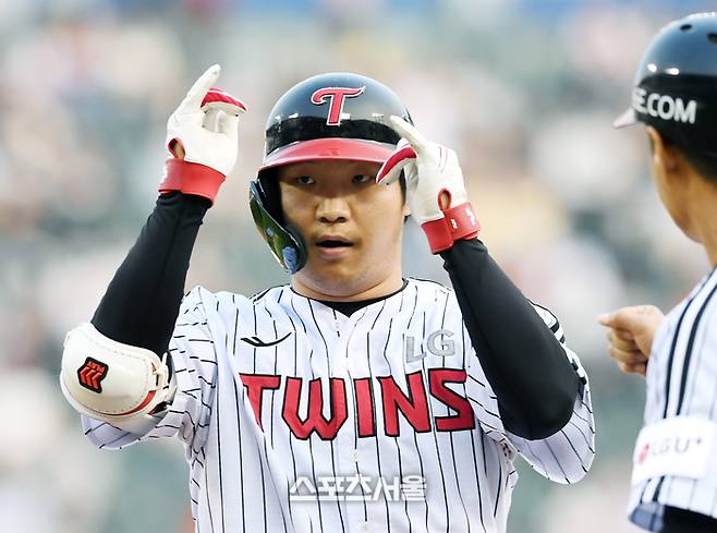 볼넷 1위 문보경이 1루를 밟은 뒤 세리머니를 하고 있다.  잠실 | 박진업 기자 upandup@sportsseoul.com