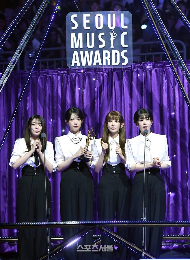 QWER이 21일 오후 인천 중구 인스파이어 아레나에서 열린 제34회 ‘서울가요대상’에서 본상을 수상한 뒤 소감을 밝히고 있다. 2025. 6. 21.  인천 | 박진업 기자 upandup@sportsseoul.com