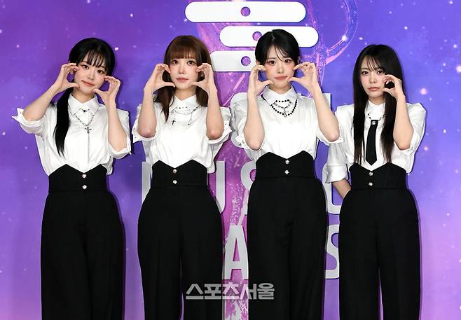 QWER이 21일 오후 인천 중구 인스파이어 아레나에서 열린 제34회 ‘서울가요대상’ 레드카펫에서 취재진을 향해 포즈를 취하고 있다. 2025. 6. 21.  인천 | 박진업 기자 upandup@sportsseoul.com