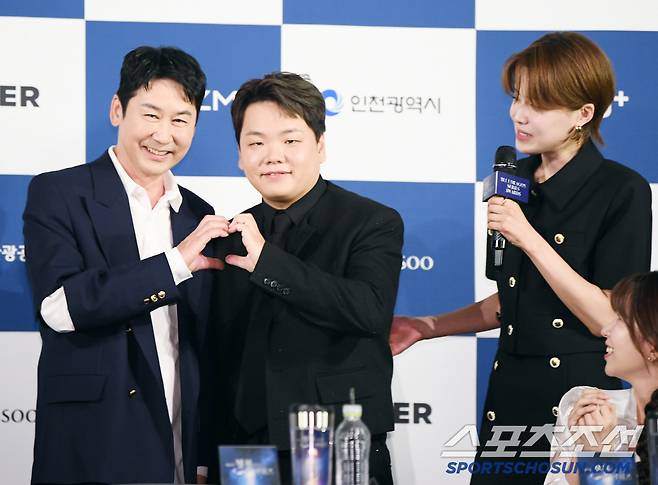 제4회 청룡시리즈어워즈 핸드프린팅 행사가 25일 서울 여의도 CGV에서 열렸다. 신동엽과 곽준빈이 함께 하트를 만들어보이고 있다. 정재근 기자 cjg@sportschosun.com/2025.6.25/