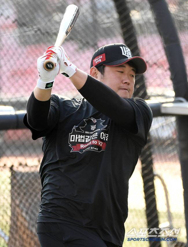 31일 수원KT위즈파크에서 열린 KT와 NC의 PO 2차전. KT 김준태가 스윙을 하고 있다. 수원=박재만 기자pjm@sportschosun.com/2023.10.31/