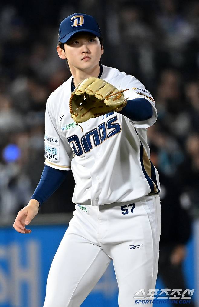 11일 부산 사직구장에서 열린 롯데와 NC의 경기,NC 전사민이 1루 견제구를 뿌린디 다시 건네받고 있다. 부산=허상욱 기자wook@sportschosun.com/2025.04.11/