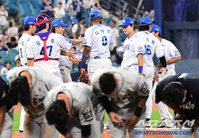 25일 대구 삼성라이온즈파크에서 열린 삼성과 한화의 경기. 삼성이 한화에 승리했다. 경기 종료 후 승리의 기쁨을 나누고 있는 삼성 선수들. 대구=송정헌 기자songs@sportschosun.com/2025.06.25/