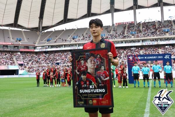 축구선수 인생을&nbsp; 바쳤던 FC서울을 떠나게 된 기성용. ⓒ프로축구연맹