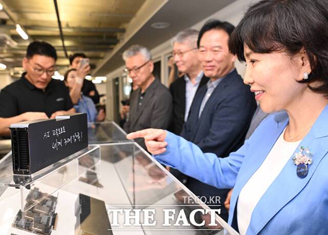 정태호 국정기획위원회 경제1분과 위원장과 분과·전문위원이 25일 오후 경기 성남시 분당구 AI반도체 스타트업 리벨리온 본사를 방문해 박성현 리벨리온 대표로부터 리벨리온의 국산 NPU 카드 소개 및 지난 울산 데이터센터 출범식에서 이재명 대통령이 사인한 리벨리온 NPU 카드(왼쪽)를 살펴보고 있다. /이새롬 기자