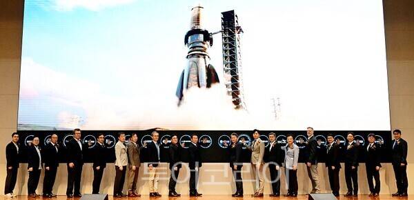 유정복 인천광역시장이 24일 연수구 포스코 인재창조원에서 열린 '제2회 인천 대학연합 창업아카데미 개막식'에서 인천테크노파크, IGC운영재단, 대학주도형 창업플랫폼 참여대학과 세리머니를 하고 있다.