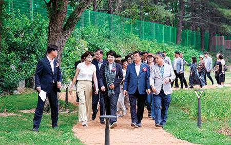 구미동 하수처리장 부지에 들어선 산책로 성남 두물길 개방 행사에 참석한 신장진 시장.