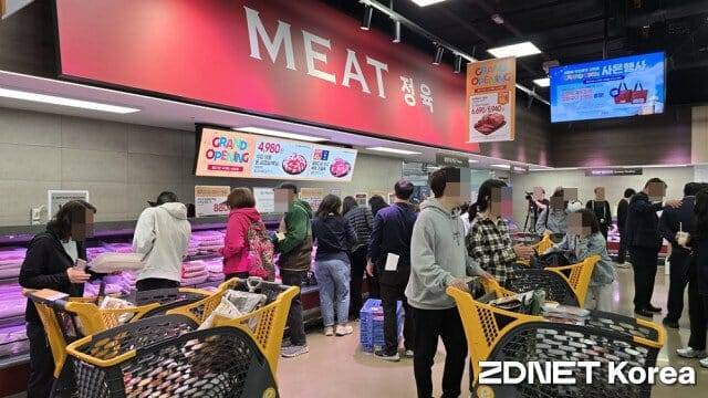 이마트 푸드마켓 고덕점에서 고객들이 쇼핑하고 있다. (사진은 기사의 내용과 관련 없음)