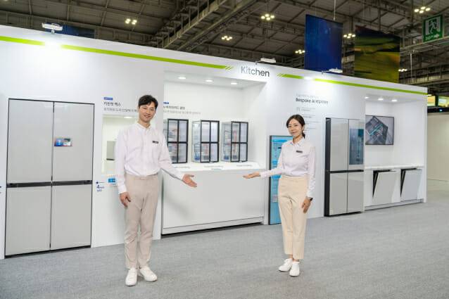 삼성전자 모델이 25일부터 28일까지 광주광역시 김대중컨벤션센터에서 열리는 '2025 광주미래산업엑스포' 삼성부스에서 삼성전자 키친존을 소개하고 있다.(사진=삼성전자)