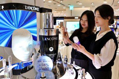 서울시 중구 소공동에 위치한 본점 지하 1층 화장품 매장에서 고객이 선케어 제품을 구경하고 있다. 롯데백화점 제공.