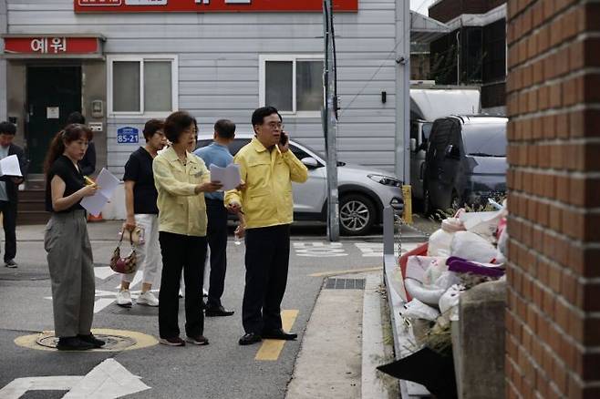 진교훈 강서구청장(오른쪽 첫 번째)이 24일 복개도로 일대 쓰레기 무단 적치 현장을 확인하고 관련 부서에 즉각적인 조치를 지시하고 있다. 강서구 제공.