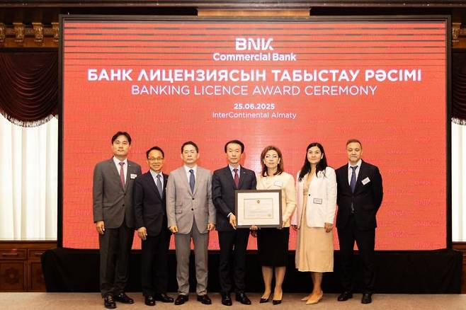 25일 BNK캐피탈 카자흐스탄법인이 카자흐스탄 금융당국으로부터 은행업 본인가 승인을 받았다. 왼쪽 4번째부터 김성주 BNK캐피탈 김성주 대표, 마지나 아빌카시모바 카자흐스탄 금융감독원장. BNK금융지주