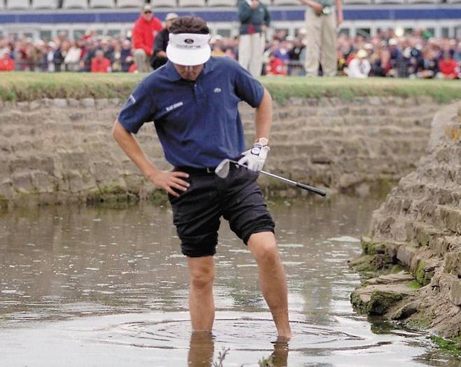 장 방 드 벨드가 1999년 디오픈 18번 홀에서 개울에 빠진 자신의 공을 보고 있다. 더블보기만 해도 메이저 챔피언이 될 수 있던 그는 이 홀에서 3타를 잃으며 연장에 들어갔고, 결국 준우승에 그쳤다./게티이미지코리아