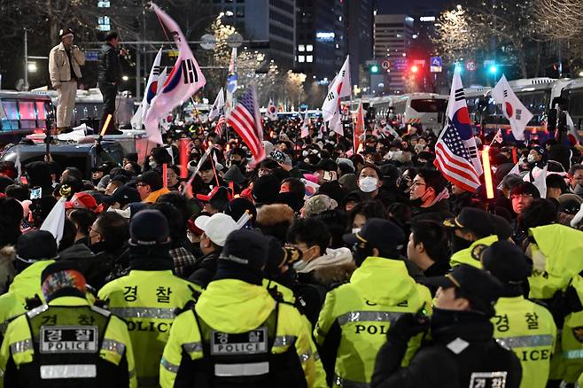 내란 우두머리 혐의로 체포된 윤석열 대통령이 구속 전 피의자심문(영장실질심사)을 마치고 떠난 18일 서울 마포구 서울서부지법 인근에서 윤 대통령 지지자들이 집회를 이어가고 있다./고운호 기자