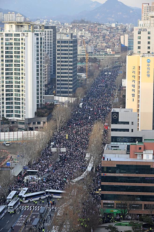 윤석열 대통령의 구속 전 피의자 심문(영장실질심사)이 열린 18일 서울 마포구 서울서부지법 인근으로 모여든 윤 대통령 지지자들. /고운호 기자