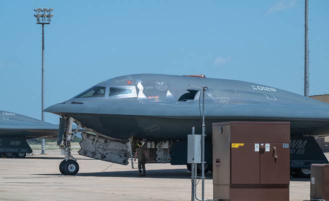 22일(현지 시각) 이란 핵기지 공습을 마치고 귀환한 미 공군 B-2 스피릿 스텔스 폭격기가  미국 미주리주 화이트먼 공군기지에 주기돼 있다. /로이터 연합뉴스