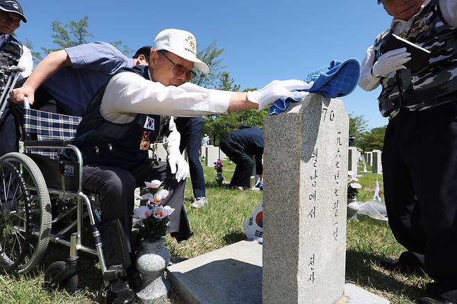 현충일을 사흘 앞둔 3일 오전 서울 동작구 국립서울현충원 묘역에서 송파구 보훈단체 국가 유공자들이 묘역 정비 봉사 활동을 하고 있다. /고운호 기자