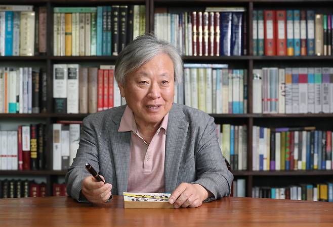 소설가 이문열은 “문학을 하겠다고 결심해 본 적은 없고, 하다 보니 직업이 됐다. 운이 좋아 글만 쓰고 살 수 있었다”며 “책을 읽은 100명이 모두 좋아하는 작가는 없다고 생각하며 쓴다”고 말했다./오종찬 기자