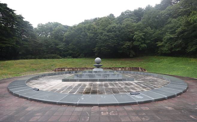 해인사 경내의 성철 스님 사리탑. 1998년 당시로서는 파격적인 디자인으로 화제를 모았다. /김동환 기자