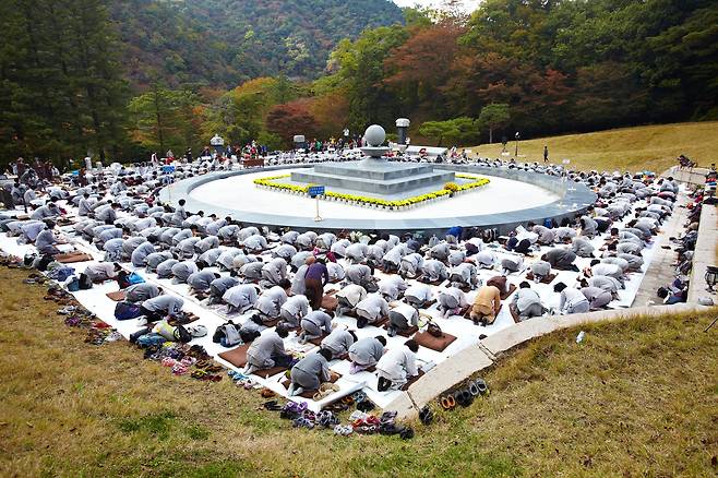 성철 스님 사리탑은 참배와 수행의 공간이다. 신도들이 사리탑 주변에서 3000배를 올리는 모습. /백련불교문화재단