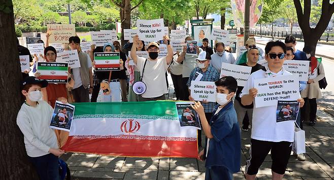 22일 체한 이란인 모임 참석들이 서울 종로구 SK 서린빌딩 앞에서 이란·이스라엘 즉각 휴전을 촉구하는 집회를 하고 있다. /뉴스1