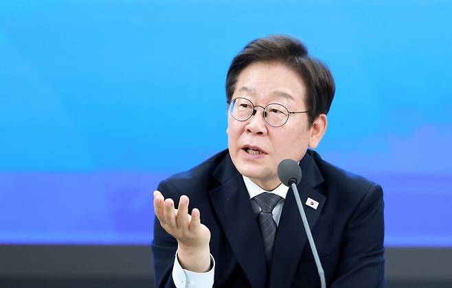 이재명 대통령이 25일 광주광역시 국립아시아문화전당에서 열린 '광주시민·전남도민 타운홀미팅'에 참석해 발언하고 있다./연합뉴스