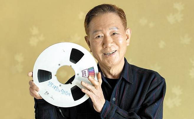 배한성(79) 성우가 자신의 보물인 KBS 라디오 프로 ‘밤하늘의 멜로디’가 녹음된 릴 테이프를 들어 보이고 있다. 1980년 2월에 녹음된 테이프다. 외화 더빙으로 큰 인기를 얻은 그는 심야 시간 라디오 DJ로도 활동하며 높은 청취율을 기록했다. /박상훈 기자