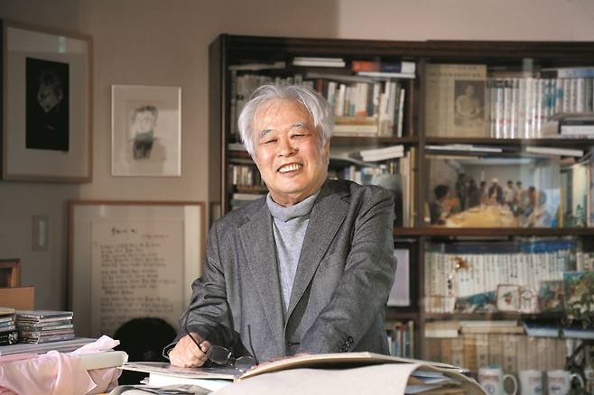 문학평론가 김병익이 작업실에서 옛 사진이 담긴 앨범을 펼치고 있다. 그는 “1980년대까진 끊임없는 체제의 변란이 있었지만, 이제는 정치적으로 안정됐고 경제적으로 선진국이 됐다”며 “민족이 치를 수 있는 가장 불행한 역사를 겪었던 만큼 성장·자유·평화에 대한 열망이 컸기 때문이 아닐까 생각한다”고 했다. /장련성 기자