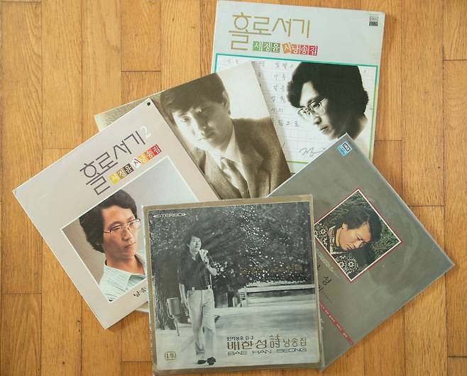 성우 배한성이 참여한 1970~80년대 발매된 시 낭송 LP들. /박상훈 기자