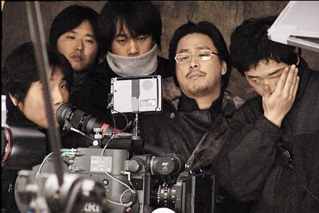 영화 ‘친절한 금자씨’(2005) 촬영장의 박찬욱(왼쪽 넷째) 감독과 정정훈(왼쪽) 촬영감독. /CJ ENM