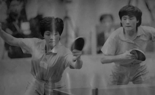 남북분단 46년만에 처음으로 구성된 단일팀「코리아」의 현정화(우)-이분희콤비가 1991년 4월 24일 제41회 세계탁구선수권대회 여자 단체전 첫 경기에서 프랑스를 2대0으로 완파, 세계정상을 향한 쾌조의 스타트를 끊었다./조선일보 DB