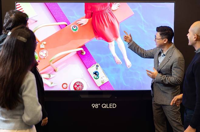 삼성전자의 98인치 QLED TV./삼성전자