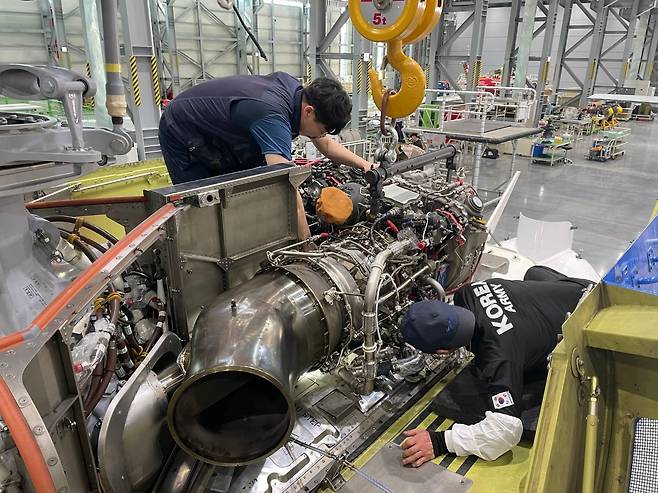한국항공서비스(KAEMS) 군수동에서 KAEMS 엔지니어들이 항공기 엔진을 정비하고 있다./KAEMS