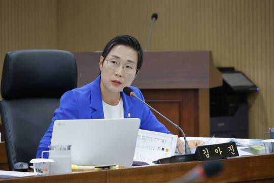 서천군의회 김아진 의원이 행정사무감사에서 서천군 워케이션 조성사업에 대해 강도 눞은 감사를 펼치고 있다. 서천군의회 제공