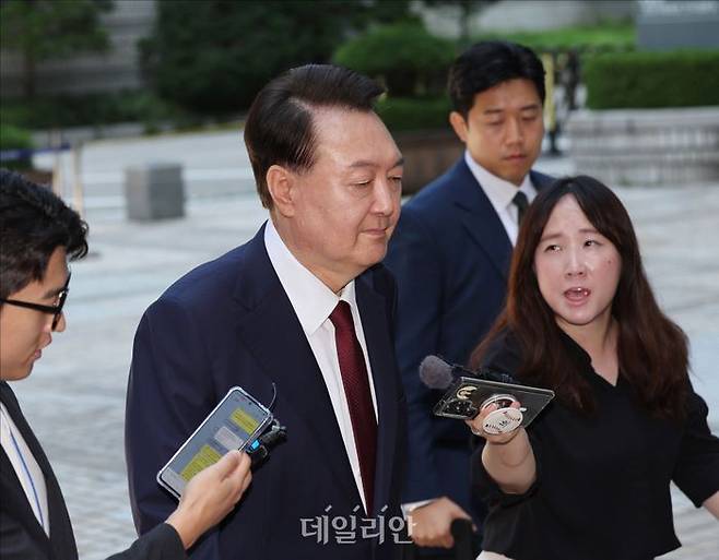 윤석열 전 대통령이 지난 23일 오전 서울 서초구 서울중앙지방법원에서 내란 우두머리 혐의 사건 8차 공판에 출석하고 있다. ⓒ사진공동취재단