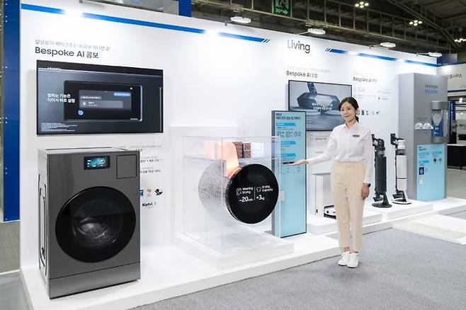 삼성전자 모델이25일부터 28일까지 광주광역시 김대중컨벤션센터에서 열리는 '2025 광주미래산업엑스포' 삼성부스에서 '비스포크 AI 콤보' 세탁건조기를 소개하고 있다.ⓒ삼성전자