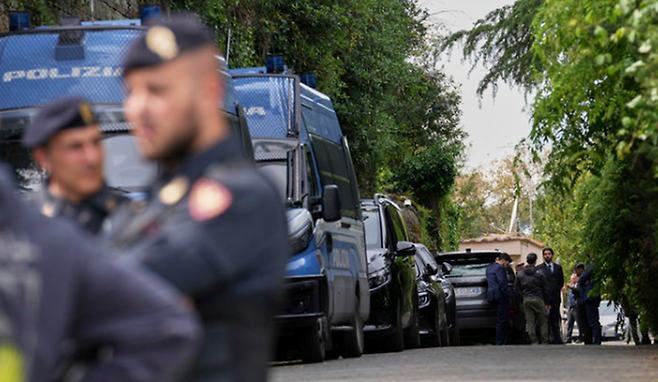 지난 4월 19일 이탈리아 로마에서 현지 경찰이 미국과 이란의 핵협상 장소 주변을 순찰하고 있다. ⓒAP/뉴시스
