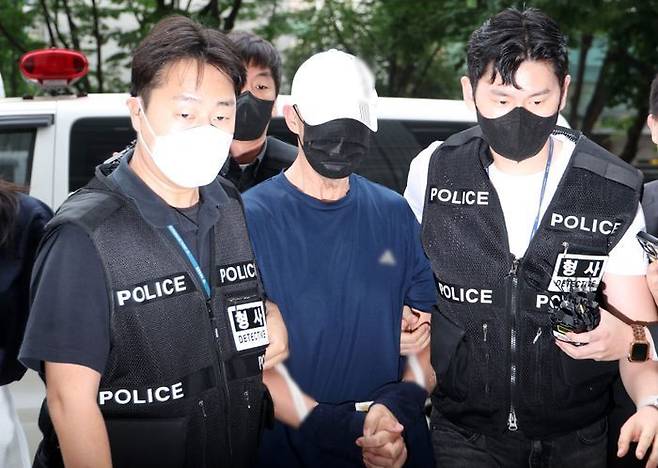 서울 지하철 5호선 열차에 불을 지른 60대 남성 원모씨가 지난 2일 서울 양천구 서울남부지법에서 열린 현존전차방화치상 혐의 구속 전 피의자심문(영장실질심사)에 출석하고 있다. ⓒ연합뉴스