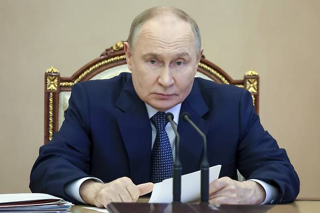 블라디미르 푸틴 러시아 대통령이 11일(현지 시간) 모스크바에서 국가 무장 프로그램 관련 회의를 주재하고 있다. 2025.06.12. 모스크바=AP/뉴시스